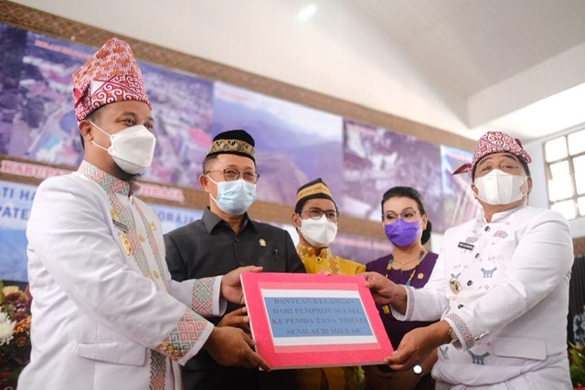 64 Tahun Tana Toraja: Plt Gubernur Serahkan Bantuan Keuangan untuk Pemkab, CSR untuk UMKM dan Hand Traktor untuk Petani